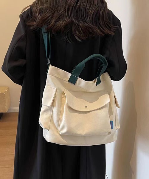gossip!ロサンゼルス(ゴシップロサンゼルス)の「大容量 A4収納可能 通勤バッグキャンパスショルダーバッグ(ショルダーバッグ・レディース・オフホワイト/ブラック/カーキ・FREE)」の2枚目の写真