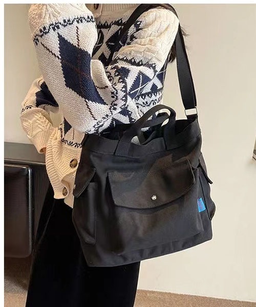 gossip!ロサンゼルス(ゴシップロサンゼルス)の「大容量 A4収納可能 通勤バッグキャンパスショルダーバッグ(ショルダーバッグ・レディース・オフホワイト/ブラック/カーキ・FREE)」の1枚目の写真