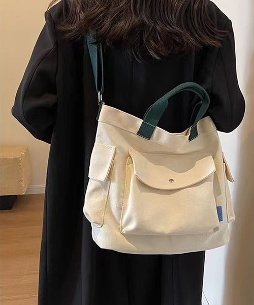 gossip!ロサンゼルス(ゴシップロサンゼルス)の「大容量 A4収納可能 通勤バッグキャンパスショルダーバッグ(ショルダーバッグ・レディース・オフホワイト/ブラック/カーキ・FREE)」の17枚目の写真