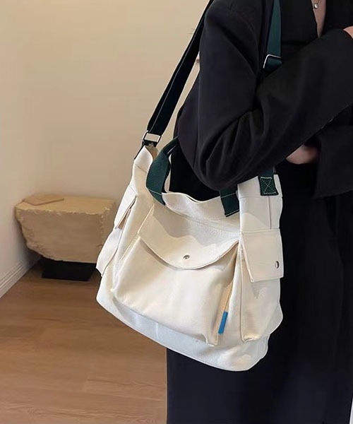 gossip!ロサンゼルス(ゴシップロサンゼルス)の「大容量 A4収納可能 通勤バッグキャンパスショルダーバッグ(ショルダーバッグ・レディース・オフホワイト/ブラック/カーキ・FREE)」の15枚目の写真