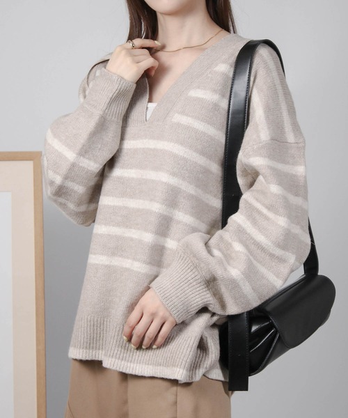 Social GIRL(ソーシャルガール)の「Vネック ボーダー ニット プルオーバー(ニット/セーター・レディース・ベージュ系その他/ホワイト系その他/チャコール/ブルー系その他/グレイッシュベージュ・FREE)」の3枚目の写真