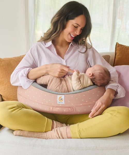 Ergobaby（エルゴベビー）の「ナチュラルカーブ・ナーシングピロー/ハートローズ/ベルト付き（授乳ケープ/授乳クッション・キッズ・ライトピンク・ONE SIZE）」の3枚目の写真