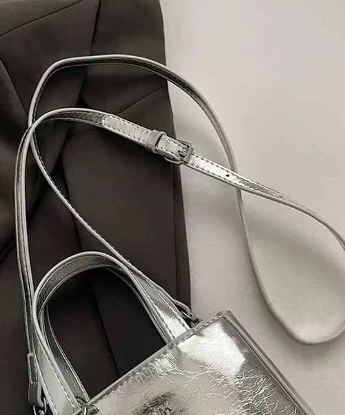 『新品』本革ブラックハンドバッグ ❣️ショルダー付き❣️シルバー金具 Amazon.co.jp 最新リリース: レディースバッグ の新着ランキングです。