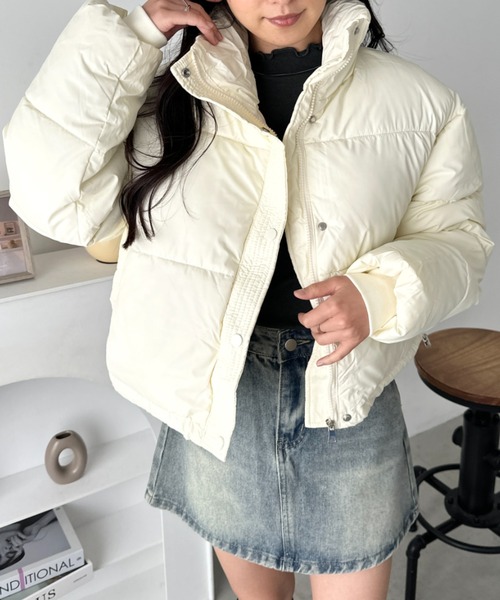CLEA（クレア）の「マットショート丈スタンドカラーダウンブルゾン（ダウンジャケット/コート・レディース・ブラウン/アイボリー/ブラック/カーキ・FREE）」の2枚目の写真