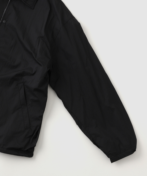 JOURNAL STANDARD（ジャーナルスタンダード）の「迷迭香 / マンネンロウ UL DAILY COACHER（ナイロンジャケット・メンズ・ブラック/カーキ・2/3）」の5枚目の写真