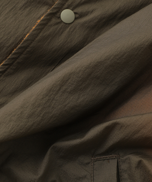 JOURNAL STANDARD（ジャーナルスタンダード）の「迷迭香 / マンネンロウ UL DAILY COACHER（ナイロンジャケット・メンズ・ブラック/カーキ・2/3）」の9枚目の写真