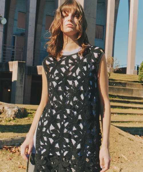 LA BELLE ETUDE(ラベルエチュード)の「サイドオープンフラワーモチーフレースチュニック(シャツ/ブラウス・レディース・ブラック・FREE)」の1枚目の写真