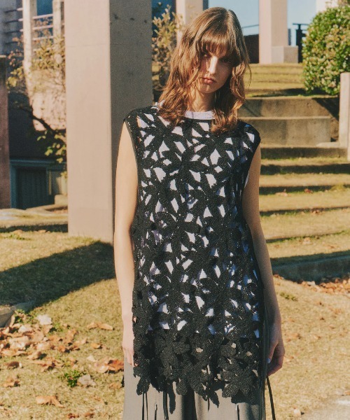 LA BELLE ETUDE(ラベルエチュード)の「サイドオープンフラワーモチーフレースチュニック(シャツ/ブラウス・レディース・ブラック・FREE)」の3枚目の写真