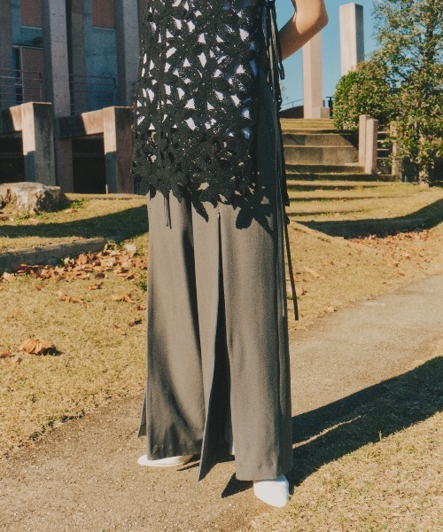 LA BELLE ETUDE(ラベルエチュード)の「サイドオープンフラワーモチーフレースチュニック(シャツ/ブラウス・レディース・ブラック・FREE)」の4枚目の写真