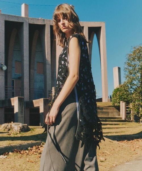 LA BELLE ETUDE(ラベルエチュード)の「サイドオープンフラワーモチーフレースチュニック(シャツ/ブラウス・レディース・ブラック・FREE)」の6枚目の写真