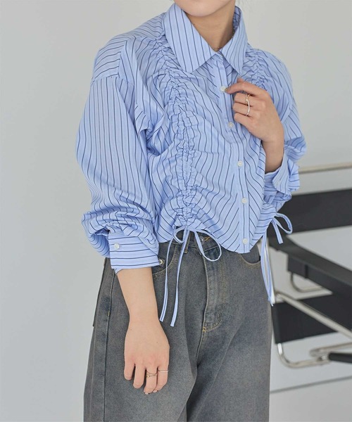 titivate(ティティベイト)の「シャーリングショートシャツ(シャツ/ブラウス・レディース・オフホワイト/ブルー/ブルー系その他・M)」の3枚目の写真