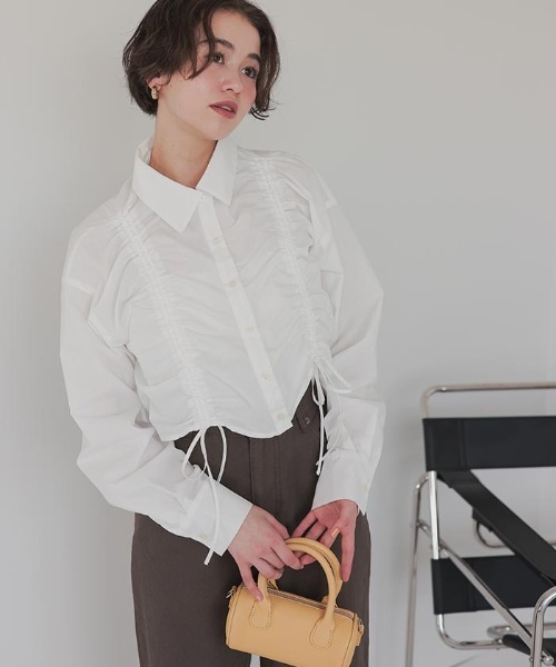 titivate(ティティベイト)の「シャーリングショートシャツ(シャツ/ブラウス・レディース・オフホワイト/ブルー/ブルー系その他・M)」の2枚目の写真