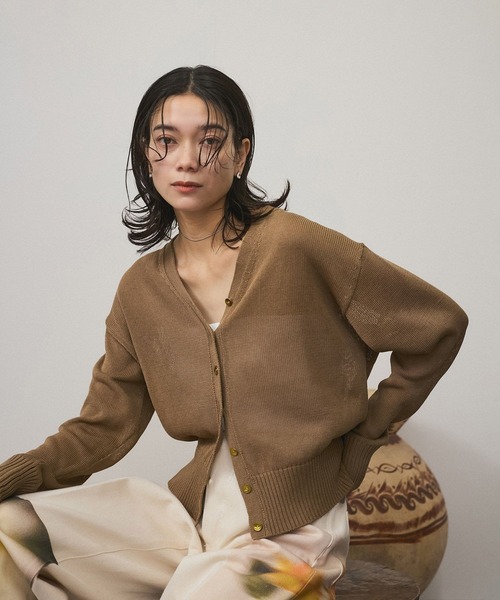 SALON adam et rope'（サロン アダム エ ロペ）の「ドライコットンメタル釦浅Vネックカーディガン（カーディガン/ボレロ・レディース・ホワイト/ブラック/イエロー系その他3・FREE）」の3枚目の写真