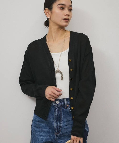 SALON adam et rope'（サロン アダム エ ロペ）の「ドライコットンメタル釦浅Vネックカーディガン（カーディガン/ボレロ・レディース・ホワイト/ブラック/イエロー系その他3・FREE）」の2枚目の写真