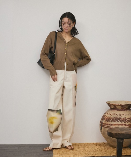 SALON adam et rope'（サロン アダム エ ロペ）の「ドライコットンメタル釦浅Vネックカーディガン（カーディガン/ボレロ・レディース・ホワイト/ブラック/イエロー系その他3・FREE）」の5枚目の写真