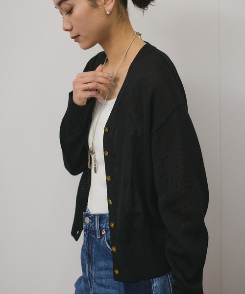 SALON adam et rope'（サロン アダム エ ロペ）の「ドライコットンメタル釦浅Vネックカーディガン（カーディガン/ボレロ・レディース・ホワイト/ブラック/イエロー系その他3・FREE）」の8枚目の写真