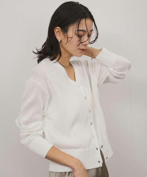 SALON adam et rope'（サロン アダム エ ロペ）の「ドライコットンメタル釦浅Vネックカーディガン（カーディガン/ボレロ・レディース・ホワイト/ブラック/イエロー系その他3・FREE）」の10枚目の写真