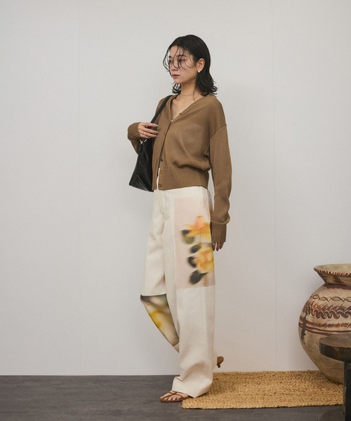 SALON adam et rope'（サロン アダム エ ロペ）の「ドライコットンメタル釦浅Vネックカーディガン（カーディガン/ボレロ・レディース・ホワイト/ブラック/イエロー系その他3・FREE）」の12枚目の写真