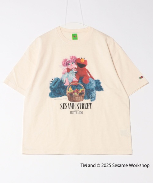 FRUIT OF THE LOOM(フルーツオブザルーム)の「【FRUIT OF THE LOOM】SESAME STREET×FTL フォトTシャツ B/セサミストリート コラボ(Tシャツ/カットソー・メンズ・ピンク/オフホワイト/チャコール・L/M/S)」の1枚目の写真