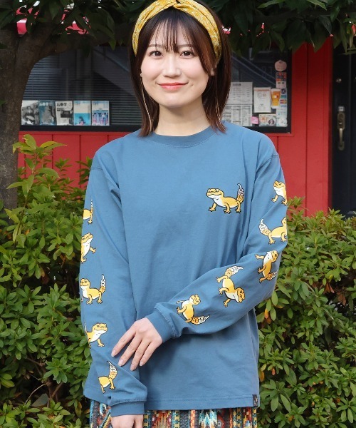 チチカカ（チチカカ）の「go slow caravan レオパードゲッコーロングTシャツ【WEB限定】【ユニセックス】（Tシャツ/カットソー・メンズ・ブルー/パープル/ホワイト・LARGE/SMALL/MEDIUM）」の2枚目の写真