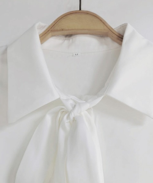 Doux Belle（ドゥーベル）の「ボウタイリボンブラウス（シャツ/ブラウス・レディース・ブルー/ブラック/ホワイト・MEDIUM）」の19枚目の写真