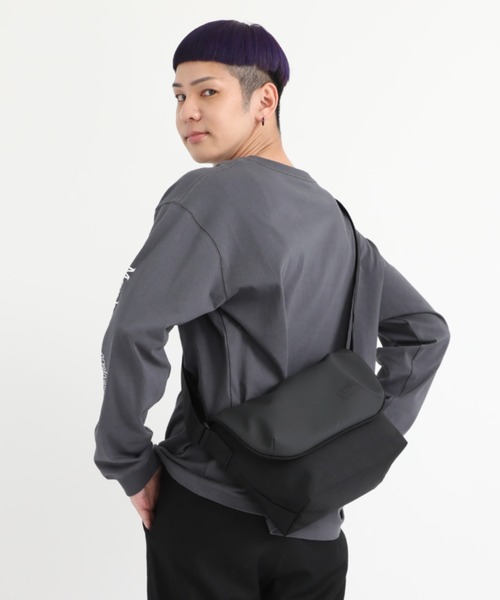 Manhattan Portage（マンハッタンポーテージ）の「Nylon Messenger Bag JR Back Pocket W/ Divider Magnet VEG Leather 600D HYDR（メッセンジャーバッグ・メンズ・ブラック/グレー・SMALL）」の2枚目の写真