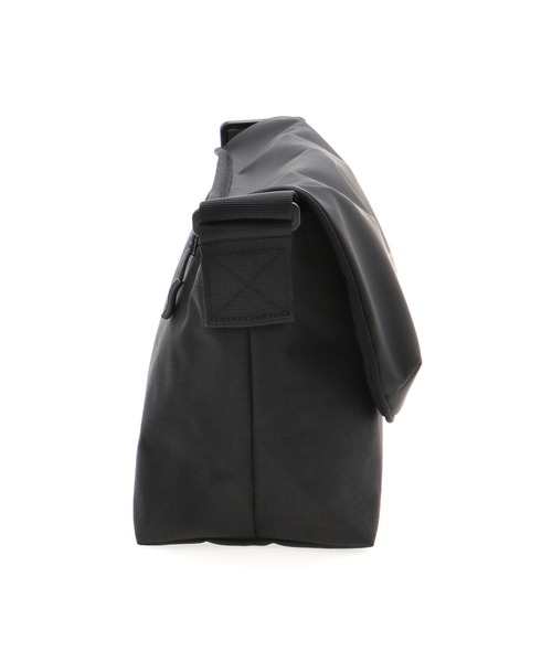 Manhattan Portage（マンハッタンポーテージ）の「Nylon Messenger Bag JR Back Pocket W/ Divider Magnet VEG Leather 600D HYDR（メッセンジャーバッグ・メンズ・ブラック/グレー・SMALL）」の16枚目の写真