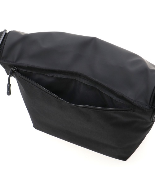 Manhattan Portage（マンハッタンポーテージ）の「Nylon Messenger Bag JR Back Pocket W/ Divider Magnet VEG Leather 600D HYDR（メッセンジャーバッグ・メンズ・ブラック/グレー・SMALL）」の20枚目の写真