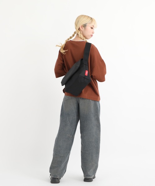 Manhattan Portage（マンハッタンポーテージ）の「Nylon Messenger Bag JR Back Pocket W/ Divider Magnet VEG Leather 600D HYDR（メッセンジャーバッグ・メンズ・ブラック/グレー・SMALL）」の11枚目の写真