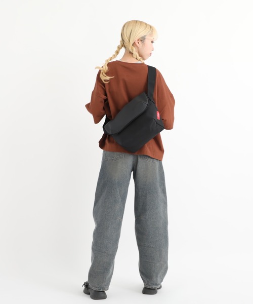 Manhattan Portage（マンハッタンポーテージ）の「Nylon Messenger Bag JR Back Pocket W/ Divider Magnet VEG Leather 600D HYDR（メッセンジャーバッグ・メンズ・ブラック/グレー・SMALL）」の12枚目の写真