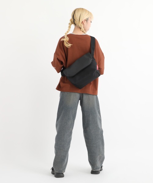 Manhattan Portage（マンハッタンポーテージ）の「Nylon Messenger Bag JR Back Pocket W/ Divider Magnet VEG Leather 600D HYDR（メッセンジャーバッグ・メンズ・ブラック/グレー・SMALL）」の13枚目の写真