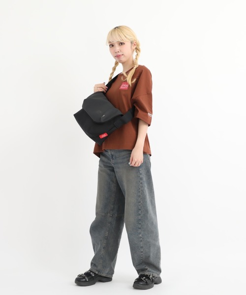 Manhattan Portage（マンハッタンポーテージ）の「Nylon Messenger Bag JR Back Pocket W/ Divider Magnet VEG Leather 600D HYDR（メッセンジャーバッグ・メンズ・ブラック/グレー・SMALL）」の10枚目の写真