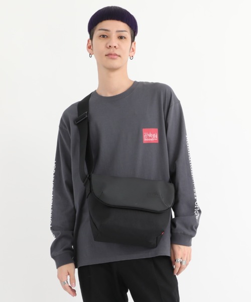 Manhattan Portage（マンハッタンポーテージ）の「Nylon Messenger Bag JR Back Pocket W/ Divider Magnet VEG Leather 600D HYDR（メッセンジャーバッグ・メンズ・ブラック/グレー・SMALL）」の3枚目の写真
