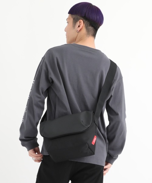 Manhattan Portage（マンハッタンポーテージ）の「Nylon Messenger Bag JR Back Pocket W/ Divider Magnet VEG Leather 600D HYDR（メッセンジャーバッグ・メンズ・ブラック/グレー・SMALL）」の6枚目の写真