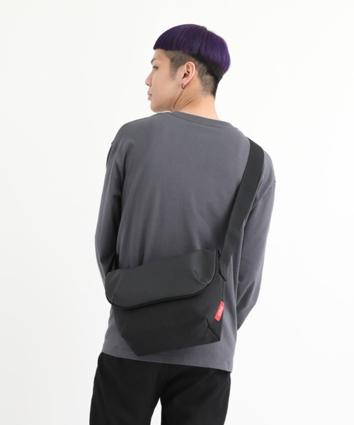Manhattan Portage（マンハッタンポーテージ）の「Nylon Messenger Bag JR Back Pocket W/ Divider Magnet VEG Leather 600D HYDR（メッセンジャーバッグ・メンズ・ブラック/グレー・SMALL）」の5枚目の写真
