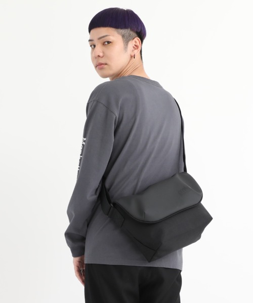 Manhattan Portage（マンハッタンポーテージ）の「Nylon Messenger Bag JR Back Pocket W/ Divider Magnet VEG Leather 600D HYDR（メッセンジャーバッグ・メンズ・ブラック/グレー・SMALL）」の4枚目の写真
