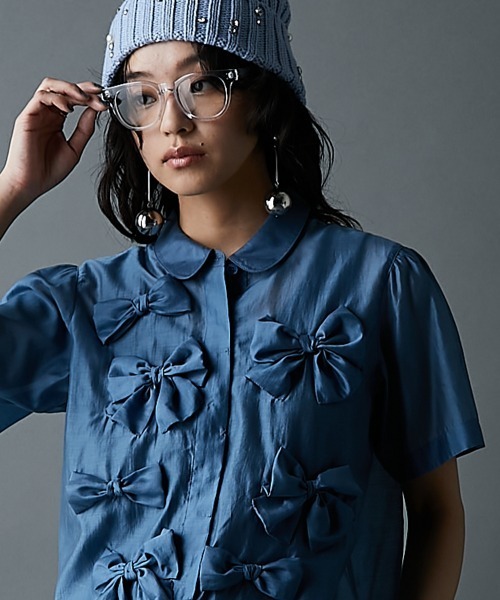 GEVS.（ジェイヴィス）の「リボンモチーフブラウス＜大きいサイズ有＞GEVS.（シャツ/ブラウス・レディース・ブルー/ブラック・5L/4L/3L/LL/L/M）」の2枚目の写真