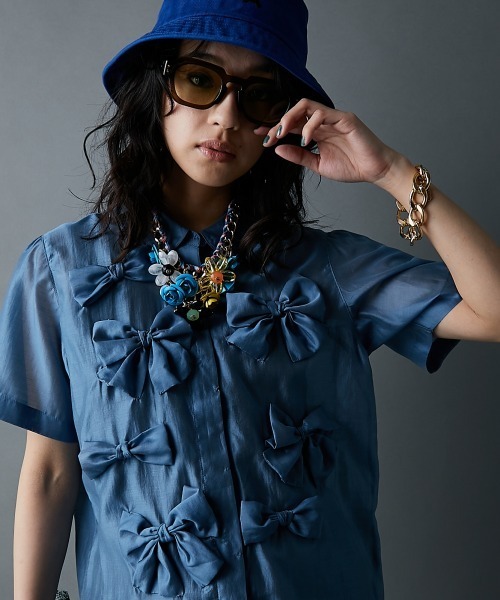 GEVS.（ジェイヴィス）の「リボンモチーフブラウス＜大きいサイズ有＞GEVS.（シャツ/ブラウス・レディース・ブルー/ブラック・5L/4L/3L/LL/L/M）」の5枚目の写真