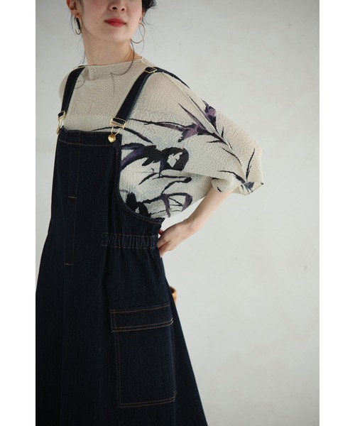 風に揺れるリーフ柄の伸びやかくしゅくしゅカットソートップス（T