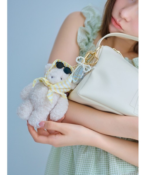 LILY BROWN(リリーブラウン)の「Lily Bear スカーフスタイルチャーム(キーホルダー・レディース・チャコールグレー/ホワイト/その他/ベージュ/ピンク・FREE)」の2枚目の写真