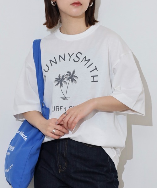Sunny Smith(サニースミス)の「Sunnysmith ヤシの木アーチロゴプリントTシャツ(Tシャツ/カットソー・メンズ・ホワイト/スミクロ・L)」の1枚目の写真