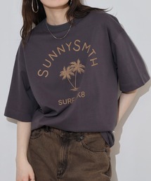 Sunnysmith ヤシの木アーチロゴプリントTシャツ