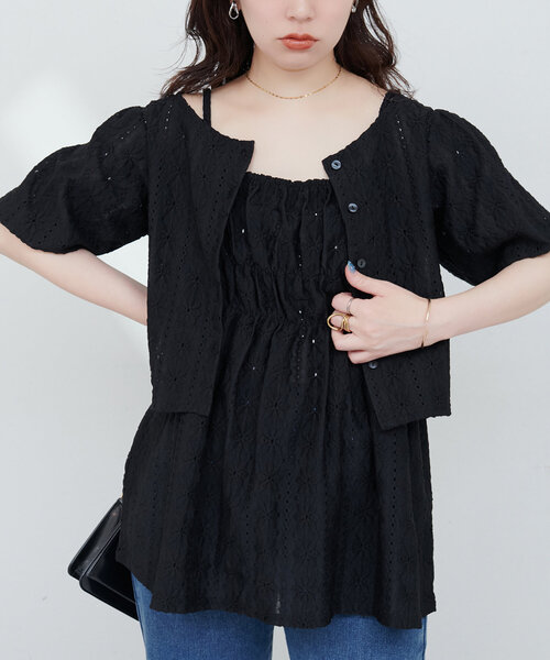natural couture(ナチュラルクチュール)の「アイレットレースキャミチュニック(キャミソール・レディース・ブラック/サックスブルー/オフホワイト・FREE)」の2枚目の写真