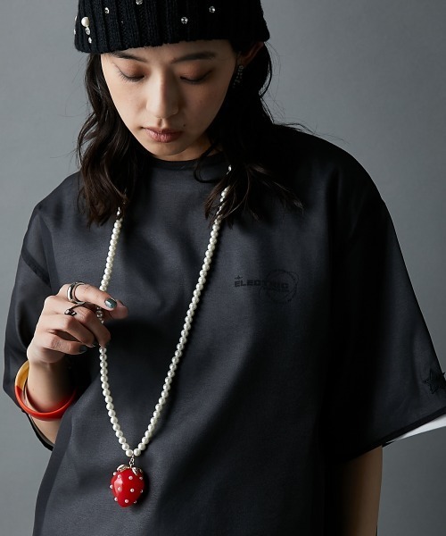 GEVS.(ジェイヴィス)の「イチゴモチーフパール調ビーズロングネックレス(長め設計) GEVS.(ネックレス・レディース・アイボリー系・FREE)」の2枚目の写真