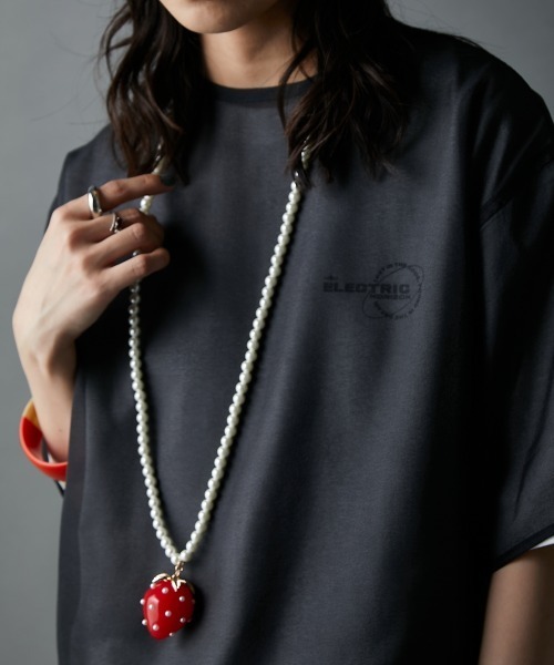 GEVS.(ジェイヴィス)の「イチゴモチーフパール調ビーズロングネックレス(長め設計) GEVS.(ネックレス・レディース・アイボリー系・FREE)」の4枚目の写真
