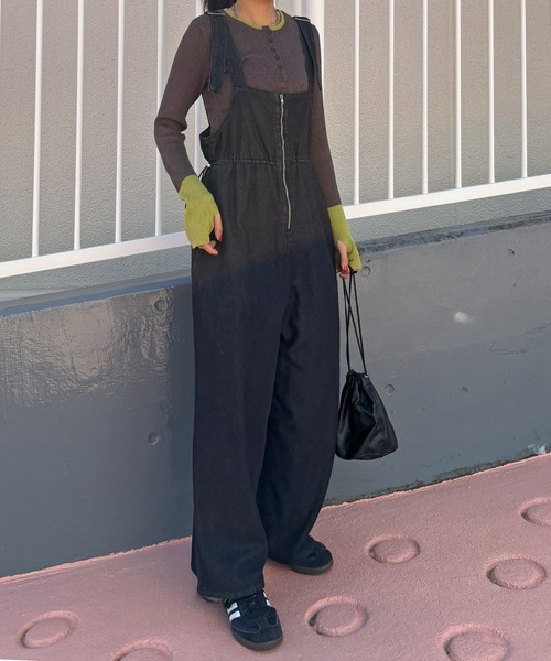 ISOOK（アイスー）の「【ISOOK / アイスー】フロントジップサロペットパンツ / デニム サロペ オーバーオール ハーフジップ ドロスト ハイウエスト ロング フルレングス ブルー ブラック 青 黒 ZOZOTOWN限定（サロペット/オーバーオール・レディース・ブルー/ブラック・FREE）」の4枚目の写真