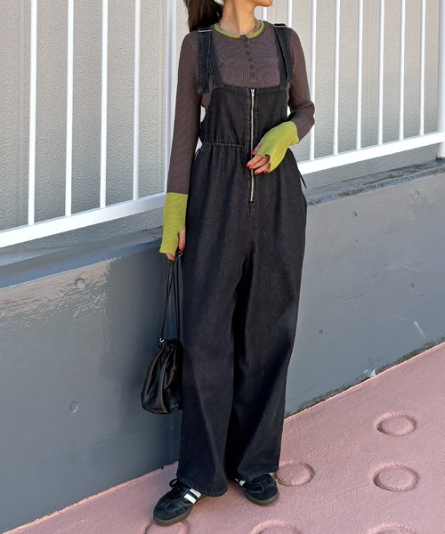 ISOOK（アイスー）の「【ISOOK / アイスー】フロントジップサロペットパンツ / デニム サロペ オーバーオール ハーフジップ ドロスト ハイウエスト ロング フルレングス ブルー ブラック 青 黒 ZOZOTOWN限定（サロペット/オーバーオール・レディース・ブルー/ブラック・FREE）」の3枚目の写真