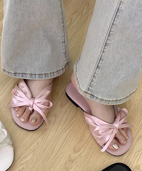 mebole(メボレ)の「ribbon オープントゥフラットサンダル(サンダル・レディース・ピンク/ブラック/アイボリー・SMALL/MEDIUM/LARGE)」の1枚目の写真