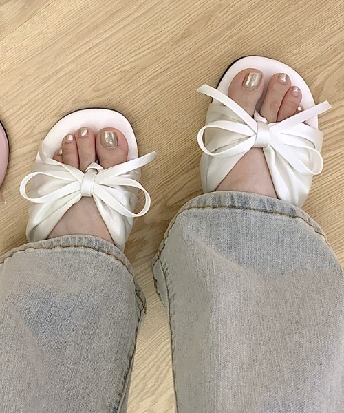 mebole(メボレ)の「ribbon オープントゥフラットサンダル(サンダル・レディース・ピンク/ブラック/アイボリー・SMALL/MEDIUM/LARGE)」の2枚目の写真