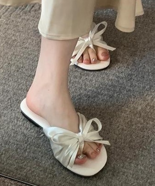 mebole(メボレ)の「ribbon オープントゥフラットサンダル(サンダル・レディース・ピンク/ブラック/アイボリー・SMALL/MEDIUM/LARGE)」の4枚目の写真